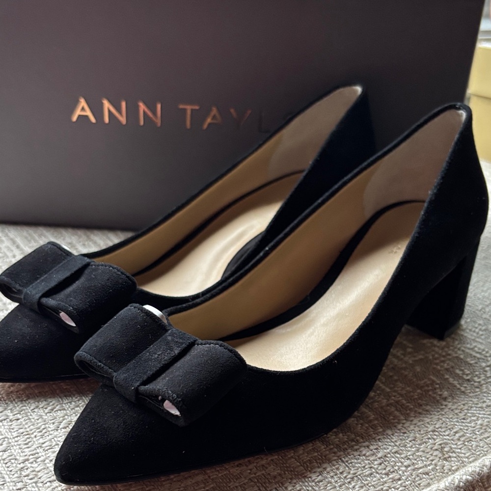 Ann Taylor Suede Block Heels with Bow Accent BLACK 7